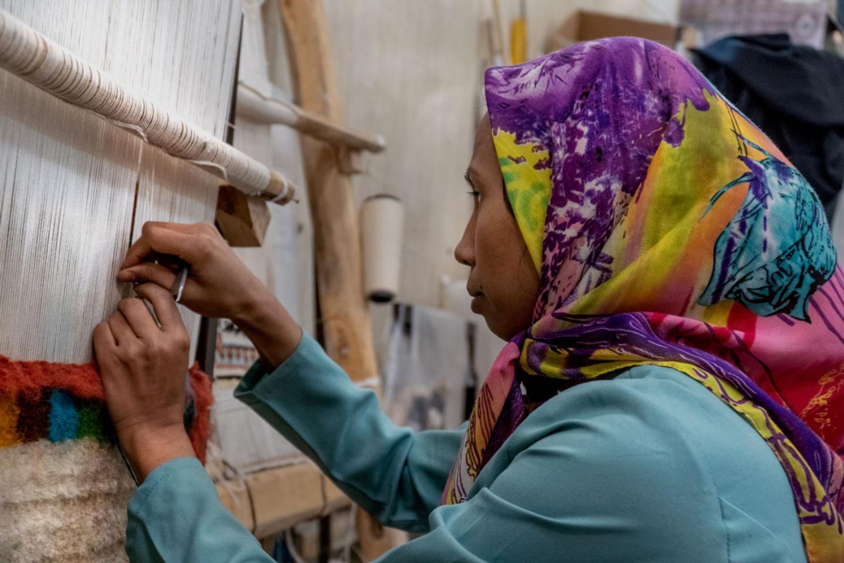 Maryam learned to weave two years ago and ties every knot with care and affection. © UNHCR/Mohammad Hossein Dehghanian